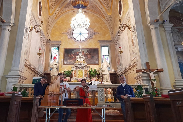 Vrsni glazbenici – dio ansambla Ra Rossignol u motovunskoj crkvi